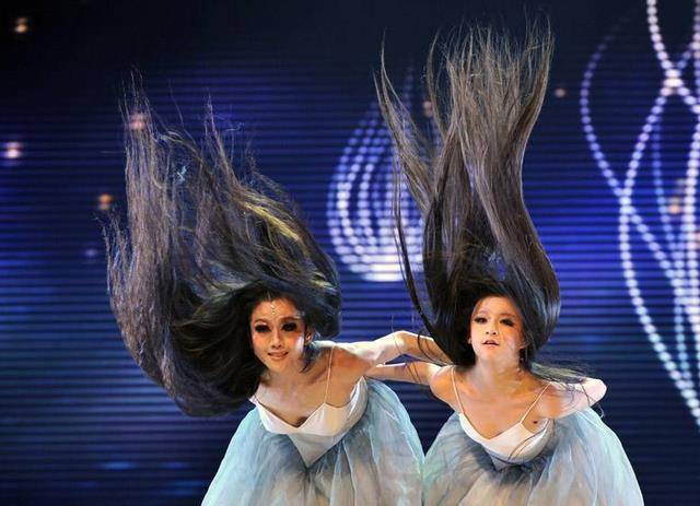 就连她的名字"小彩旗"也是因为杨丽萍赞叹她跳舞时转起来像一面迎风