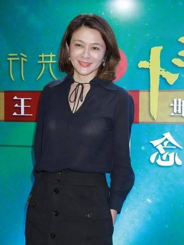 60歲關之琳罕穿時尚裝秀身材,素顏看著像40歲,美得生動又自然_分析