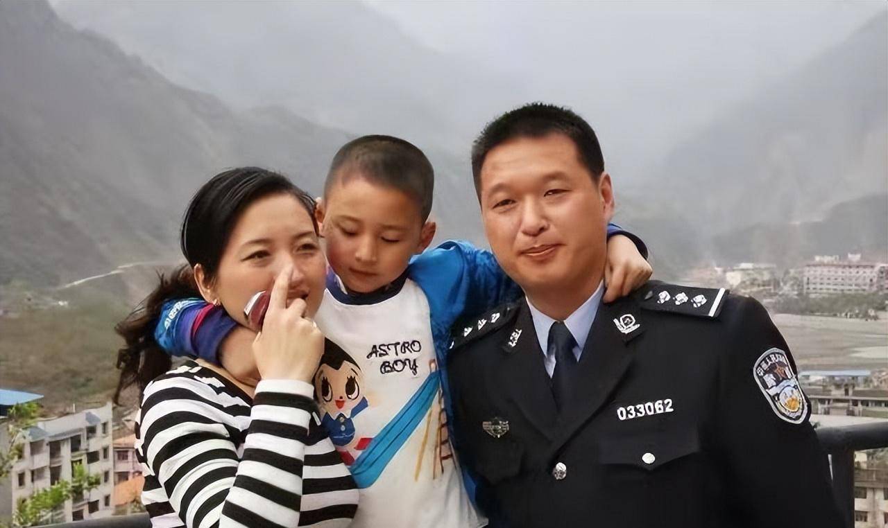 "敬礼娃娃"郎铮,汶川地震被救立志当兵,如今长成少年不忘初心_妈妈