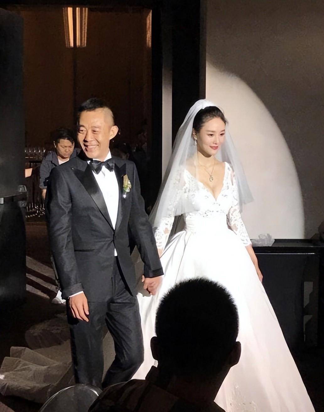 56岁侯勇的漂亮女子20后王瑞身材高挑,颜值气质一点也不比女明星差