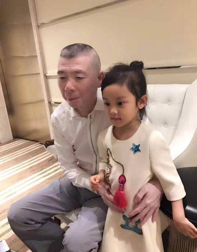 甜馨儿和欧阳娜娜合影.甜馨儿和成龙大哥合影.甜馨儿和pgone合影.