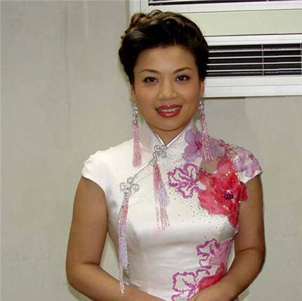 "舞台钉子户"张也:巅峰时隐退照顾父亲,54岁仍未婚,让人心疼_母亲