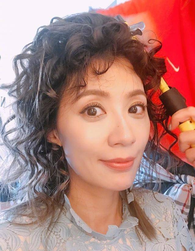 44岁贾静雯晒泳装美照,皮肤白皙身材火辣,嘴巴微张性感撩人_修杰楷