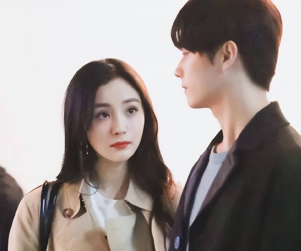 杨幂摸许凯后脑勺,两人相差九岁,杨幂的撩汉技能值得学习_姐姐_感觉