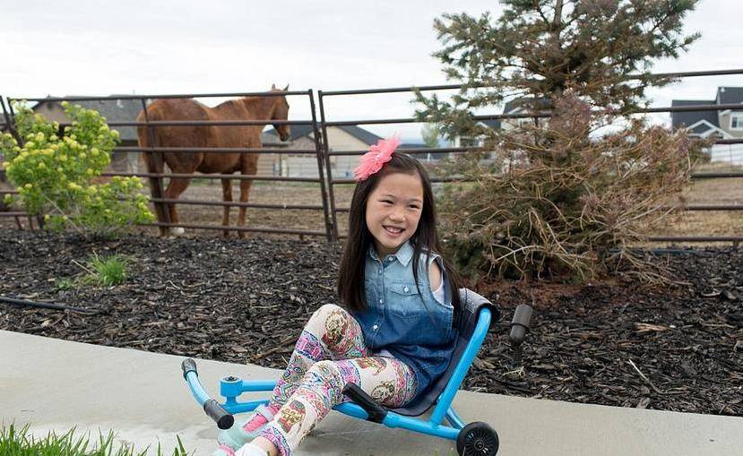 中国女弃婴天生无双臂,右腿残疾,被美国夫妇领养,异样眼光也不怕_苏菲
