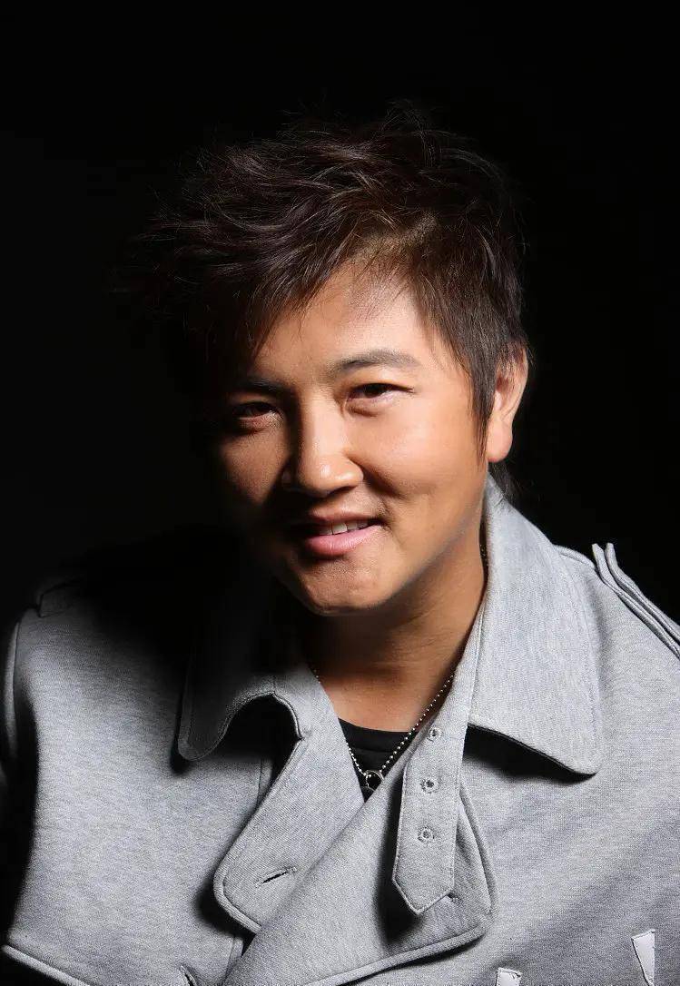 这家公司可厉害了,捧红过刘德华,梁朝伟等等著名明星的.