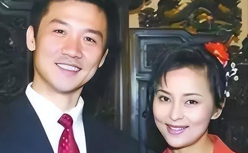 何音:为爱放弃事业,13年婚姻遭背叛,二婚嫁小9岁老公生活幸福_黄志忠