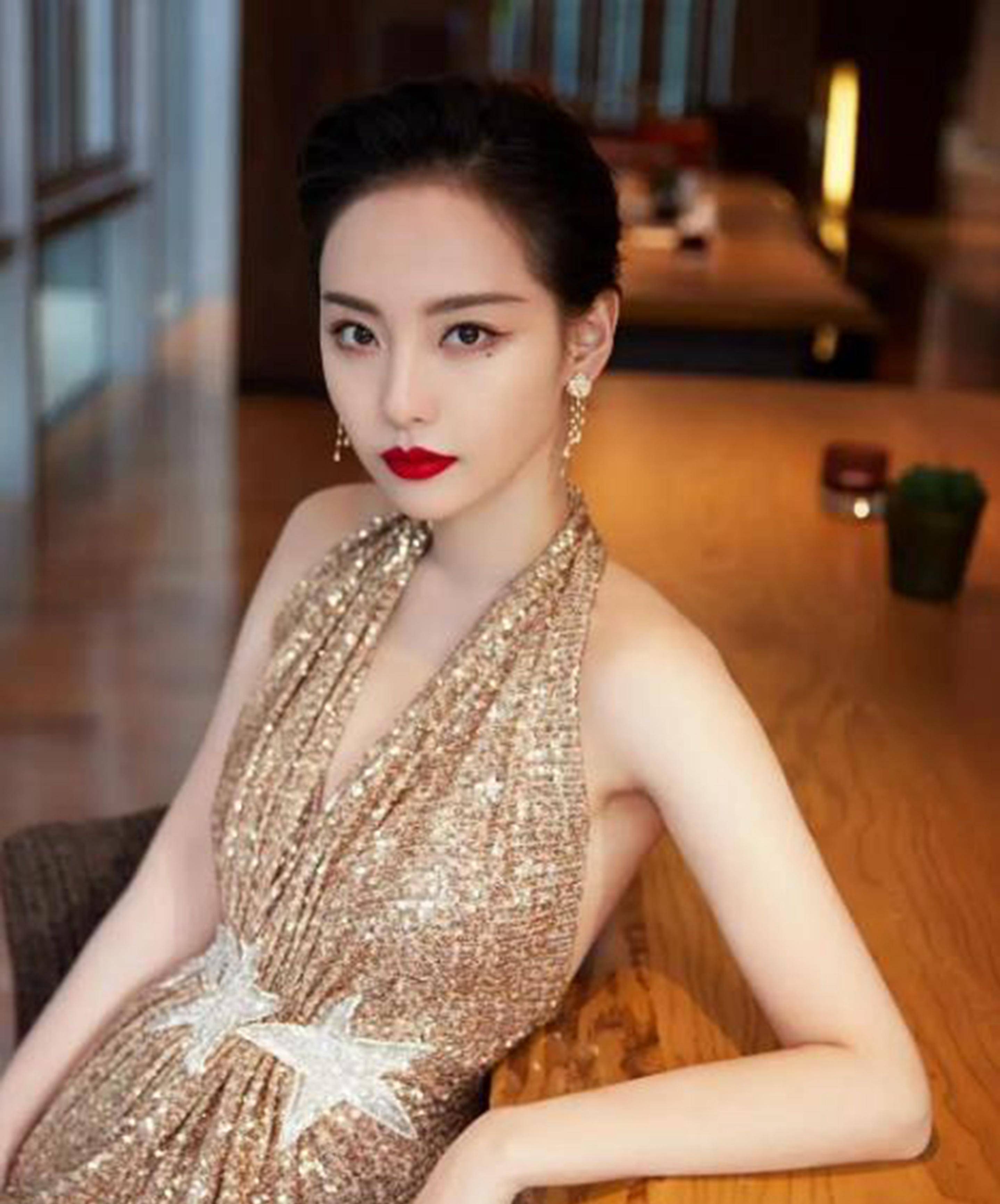 无论是在影视作品中还是在日常生活中,张嘉倪都是一个充满朝气,笑容