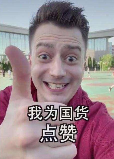 在伏拉夫一次的直播活动中,他在视频里高声喊着华为是如何如何厉害