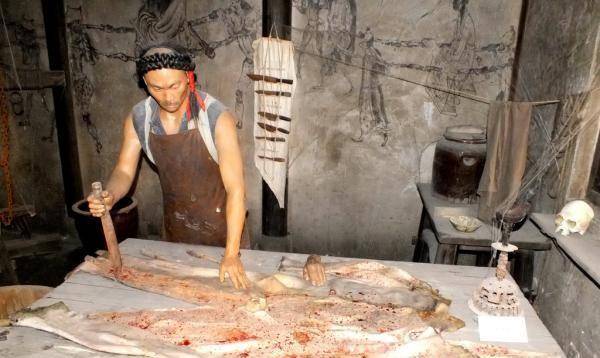 江苏廉政教育基地展示剥皮酷刑,剥下的人皮放在石灰水的大缸里.