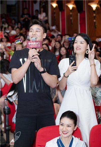 《中国机长》主创亮相广州欧豪谈剧组拍摄趣事_杜江_电影_表演