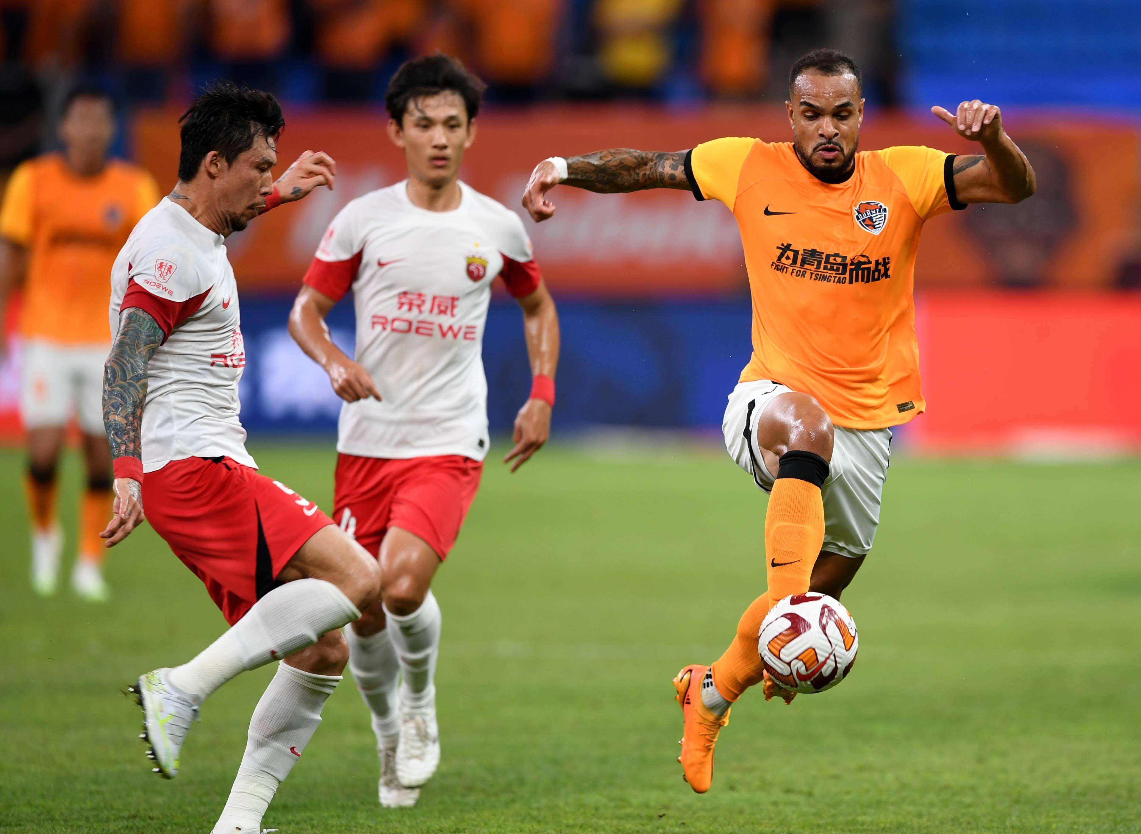 (体育)足球-中超:上海海港胜青岛海牛_比赛_新华社_李紫恒