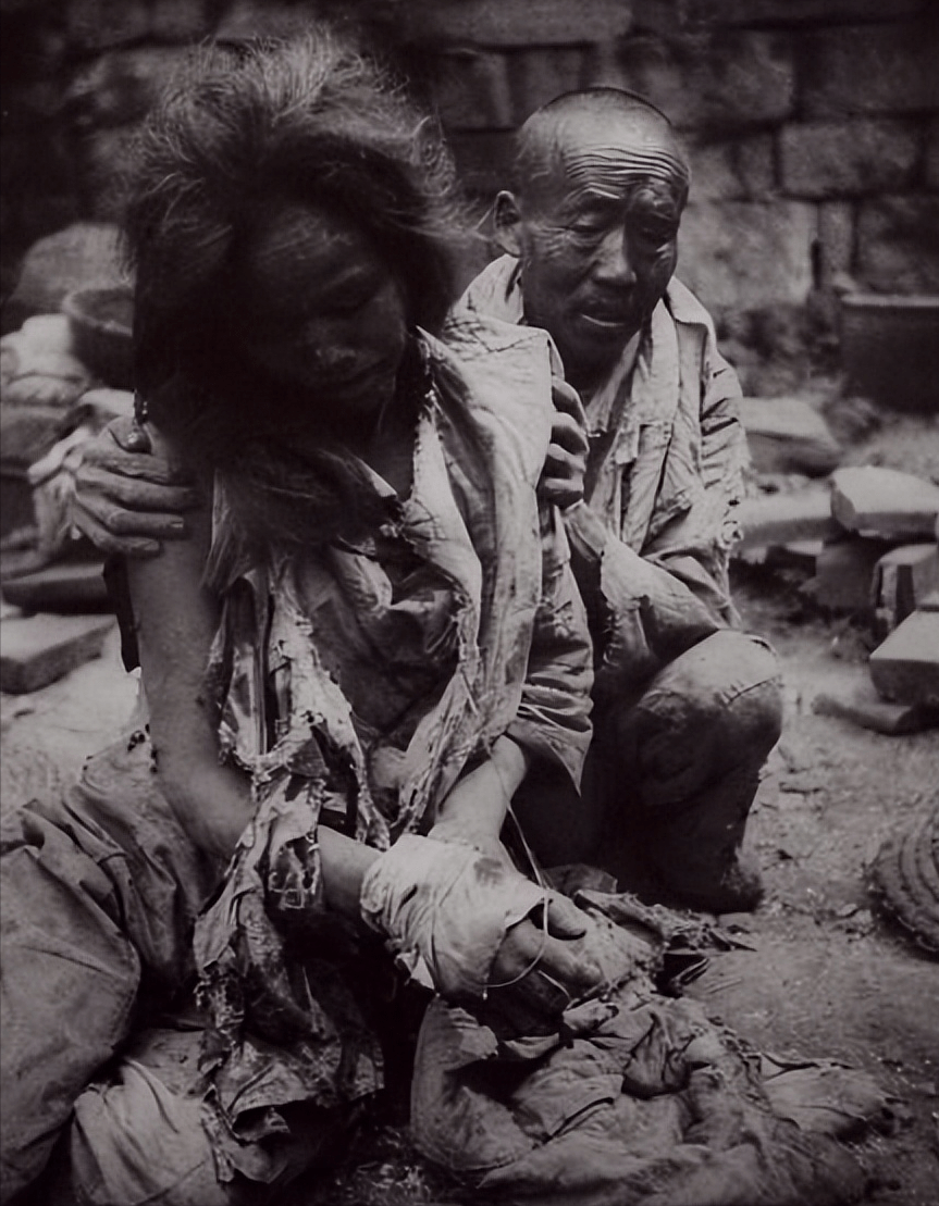 43年,抗日英雄刘耀梅被绑在树上,日军割下她腿上的肉,当众吃掉_中国