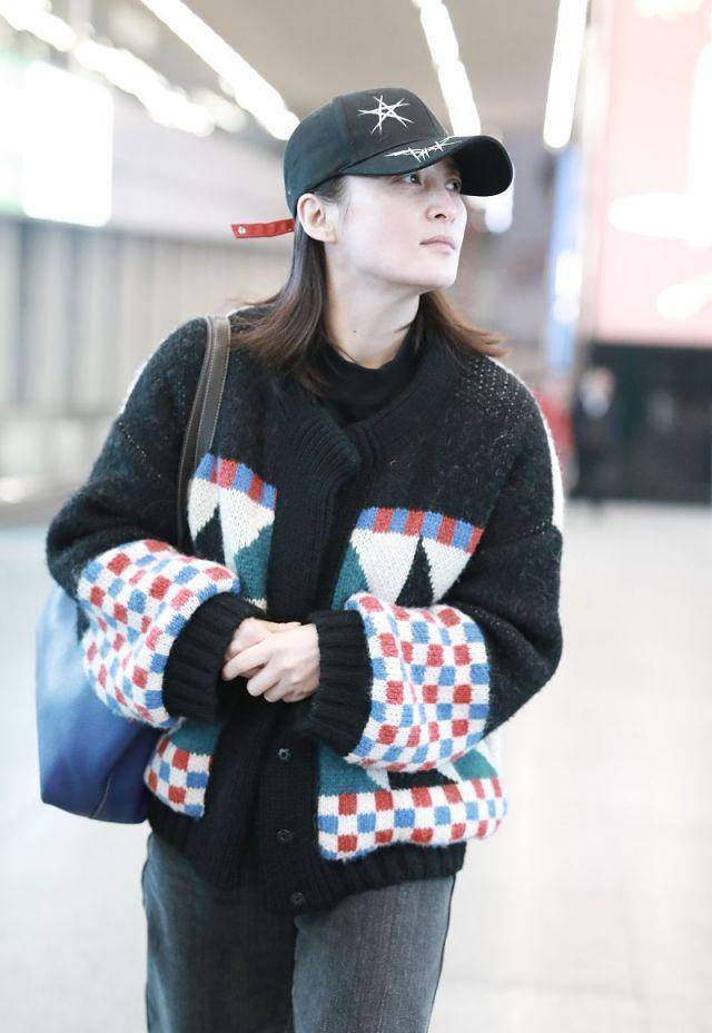 44岁蒋勤勤素颜亮相,肤白貌美气质佳,生完二胎后复出拍戏受期待