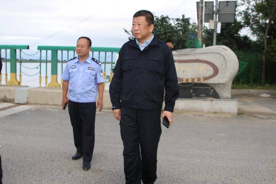 副市长,公安局长林海峰在榆树市检查指导防汛工作全体民辅警不惧危险