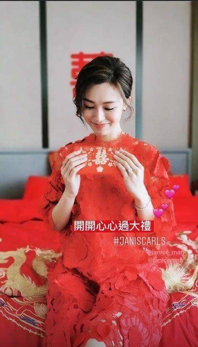 眼看距离婚礼越来越近,日前,文咏珊好闺蜜严纪雯在社交平台分享文咏珊