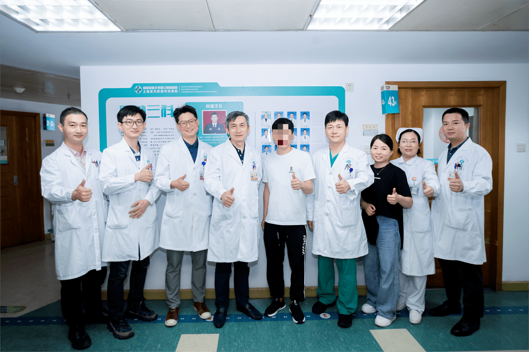 刘辉副院长(右四),周伟平教授(左四)和团队医生祝贺患者(中)康复