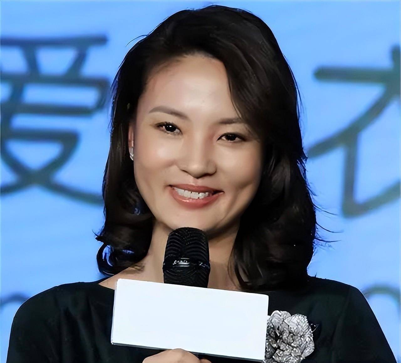 47岁的刘芳菲逛菜市场,依然丰腴迷人,正处于女人最有韵味的年纪_生活