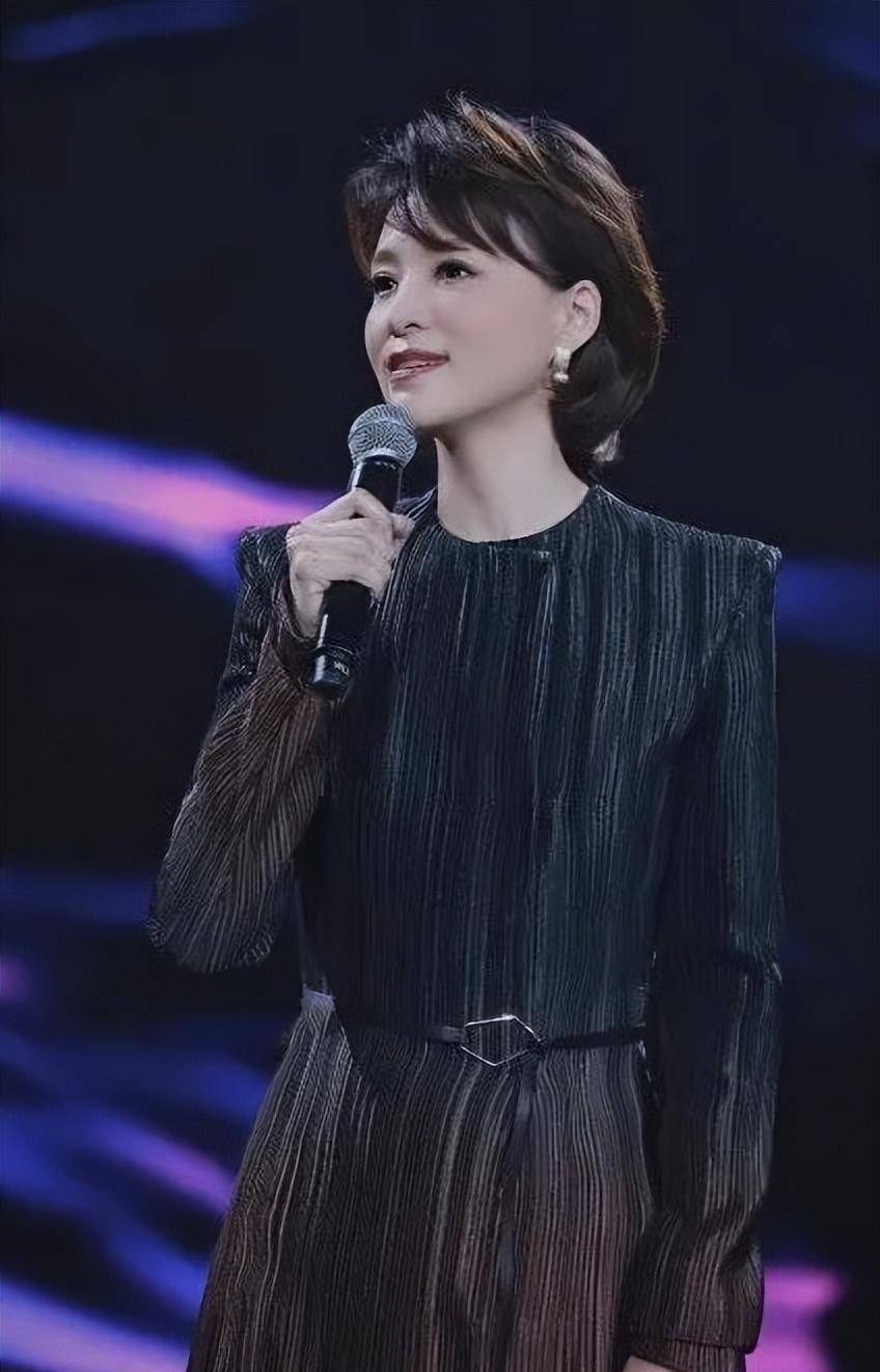 姐姐太美了!黑色长裙在国外红毯上惊艳亮相,举手投足间气质十足