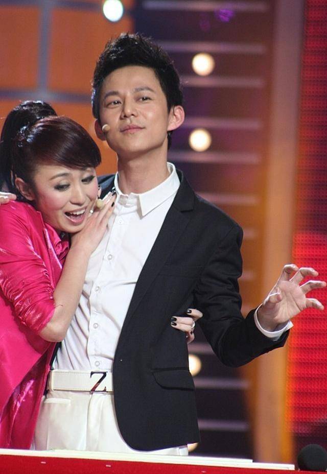 45岁何炅戴报童帽现身机场毫无星架,近日曾为张柏芝发声力挺_节目