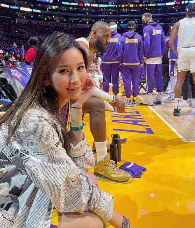 湖人球迷金兜兜:华裔美女与詹姆斯亲密合影,吸睛颜值不输女明星身材傲