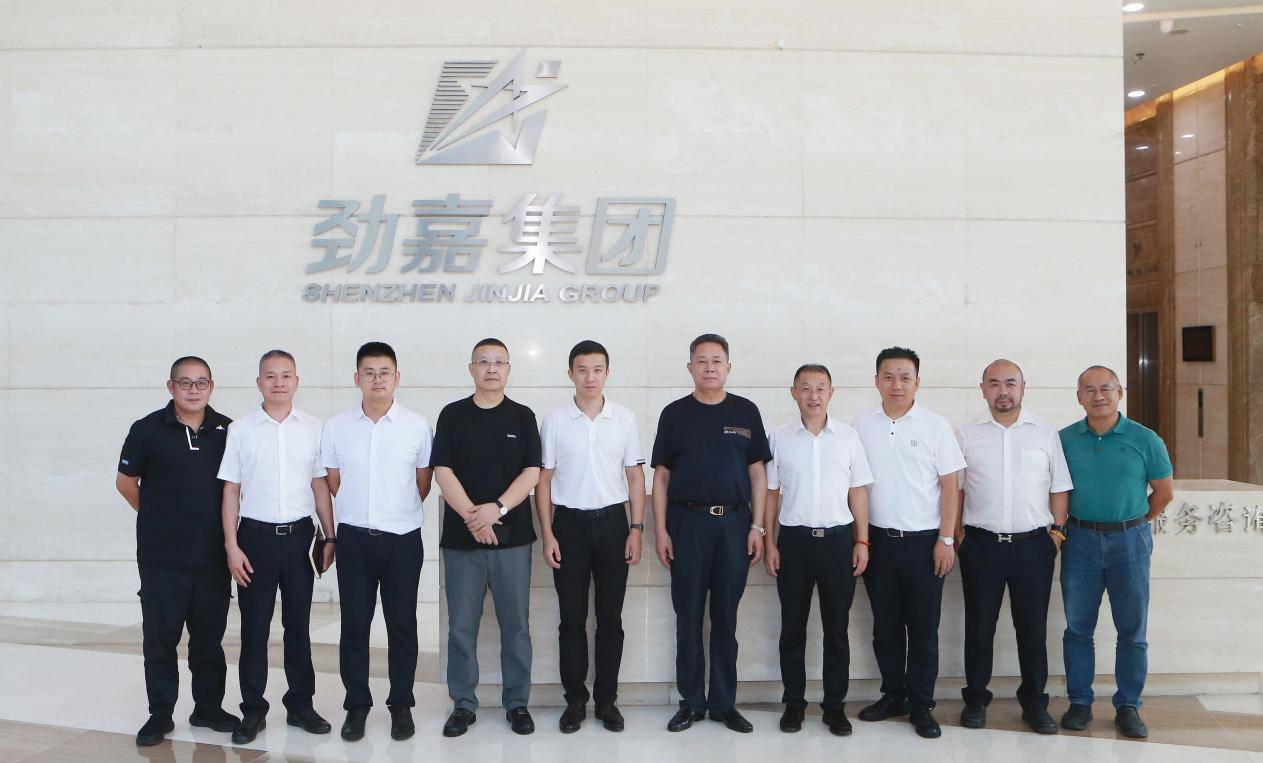 副总裁黄华(左四),副总裁吕伟(右三),郎酒股份副董事长汪博炜(左五)
