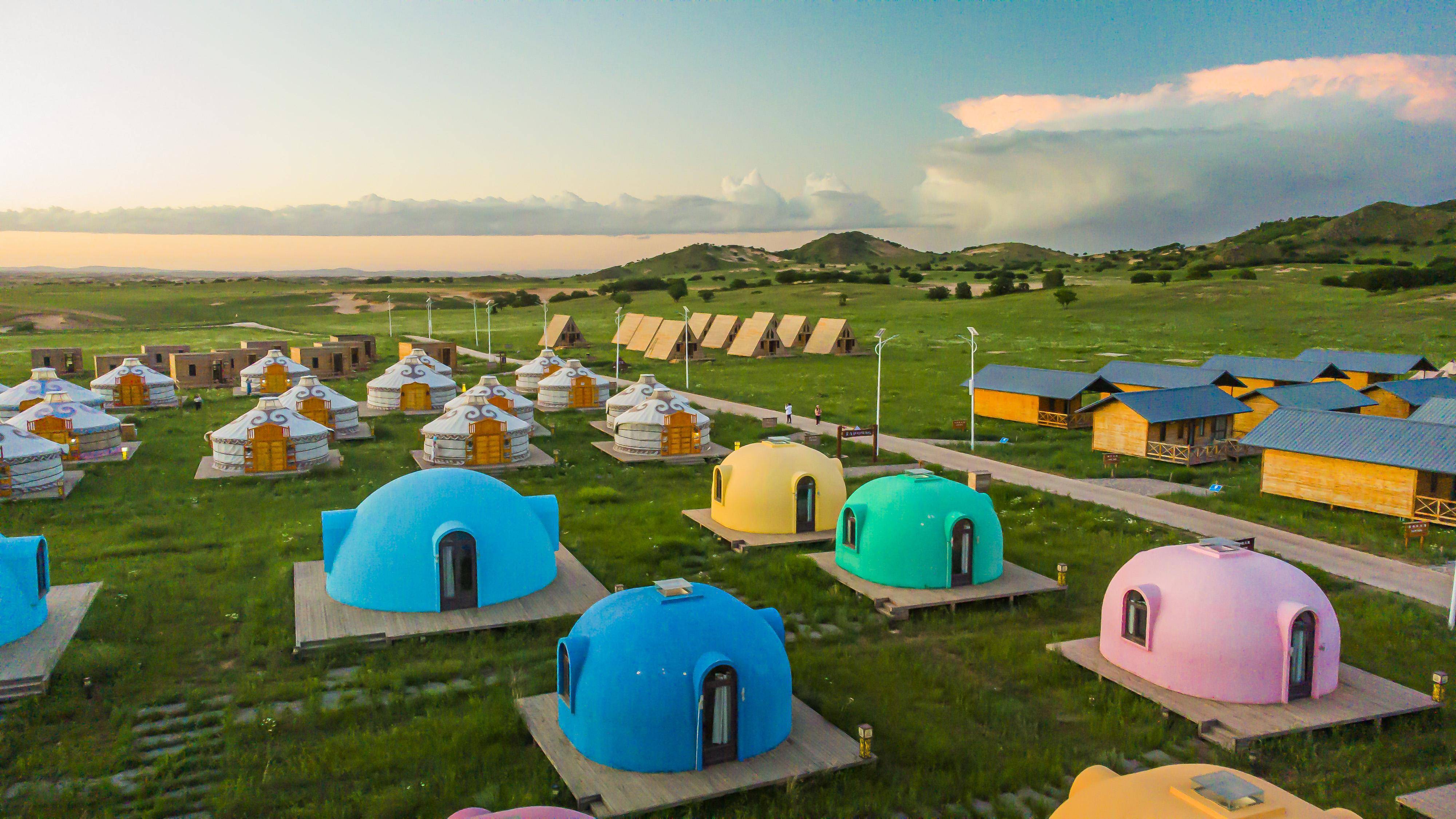 多种房子供选择,充满童话色彩的木屋,哆咪屋,当然少不了本地的蒙古包