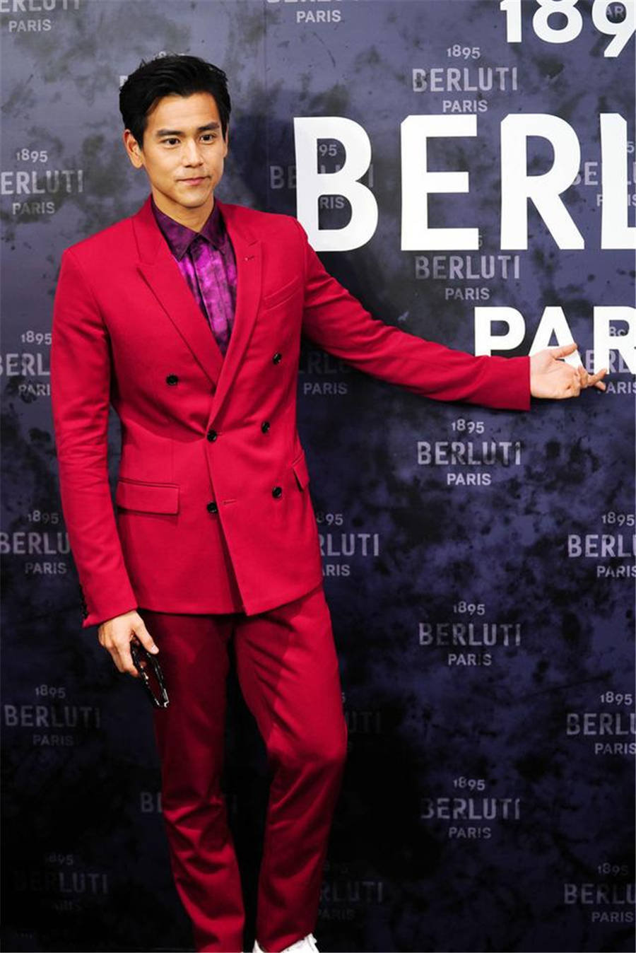 37岁彭于晏逆生长,穿红西装梳背头现身活动,迷人笑容仍有少年气_红色