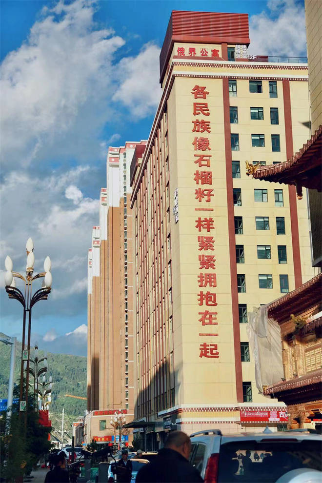 俄界公寓于2023年6月正式在甘南藏族自治州迭部县开业,公寓秉持着现代