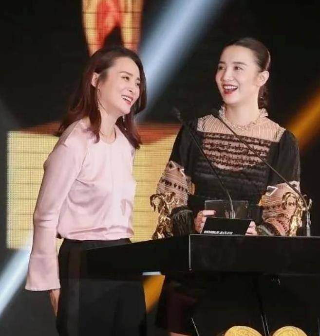 42岁宋佳同框47岁蒋勤勤输惨了,一个打扮艳俗,一个穿搭脱俗_上衣_气质