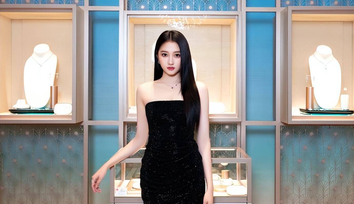 关晓彤的"千金体质"令人羡慕,一身朴素的小黑裙,看起来很高级_女生