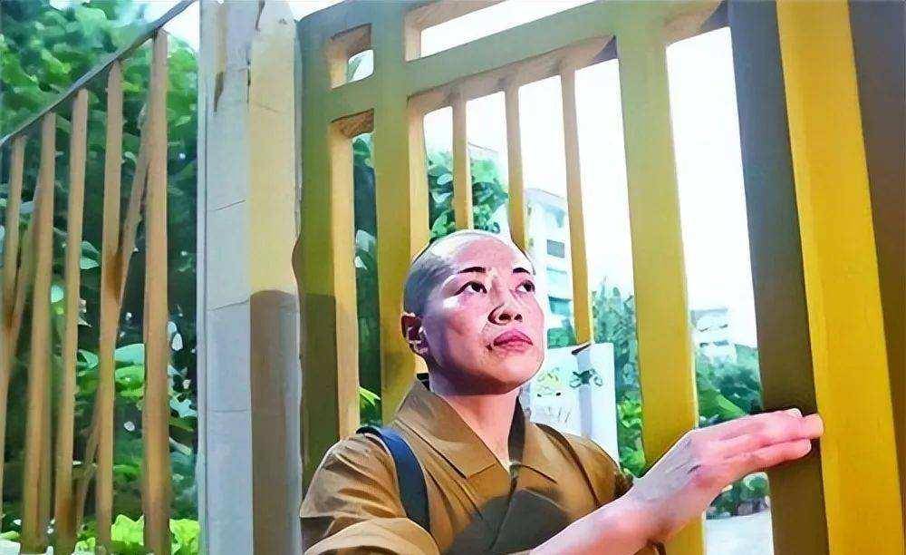 假尼姑史爱雯:白天德高望重,夜晚穿黑丝住豪宅,豪车接送上下班_香港