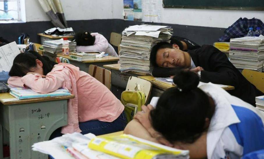 女儿高考估分能上清华，父亲大摆酒席，成绩出来后成“众人笑柄”