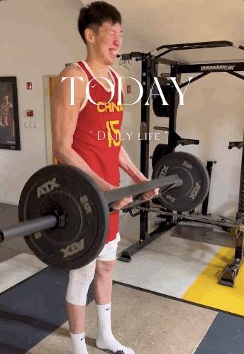 周琦在男篮训练中举起60斤杠铃,表情痛苦,能否挽回在世界杯的形象?