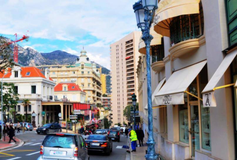 瑙鲁街头不仅磷酸盐资源严重短缺,瑙鲁也因为过度开发将本国的生态