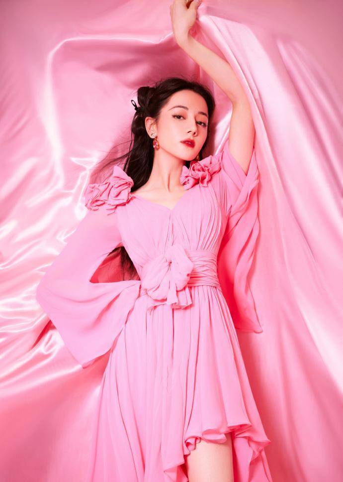 迪丽热巴变身甜美少女,浪漫又甜美,可见多巴胺连衣裙的魅力_粉色_设计