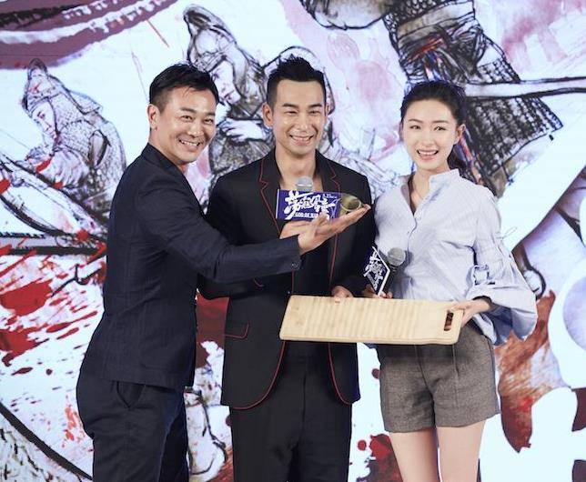 娱乐圈"最尴尬"的明星合影:我想和你比心你却和我点赞_赵文卓_万茜