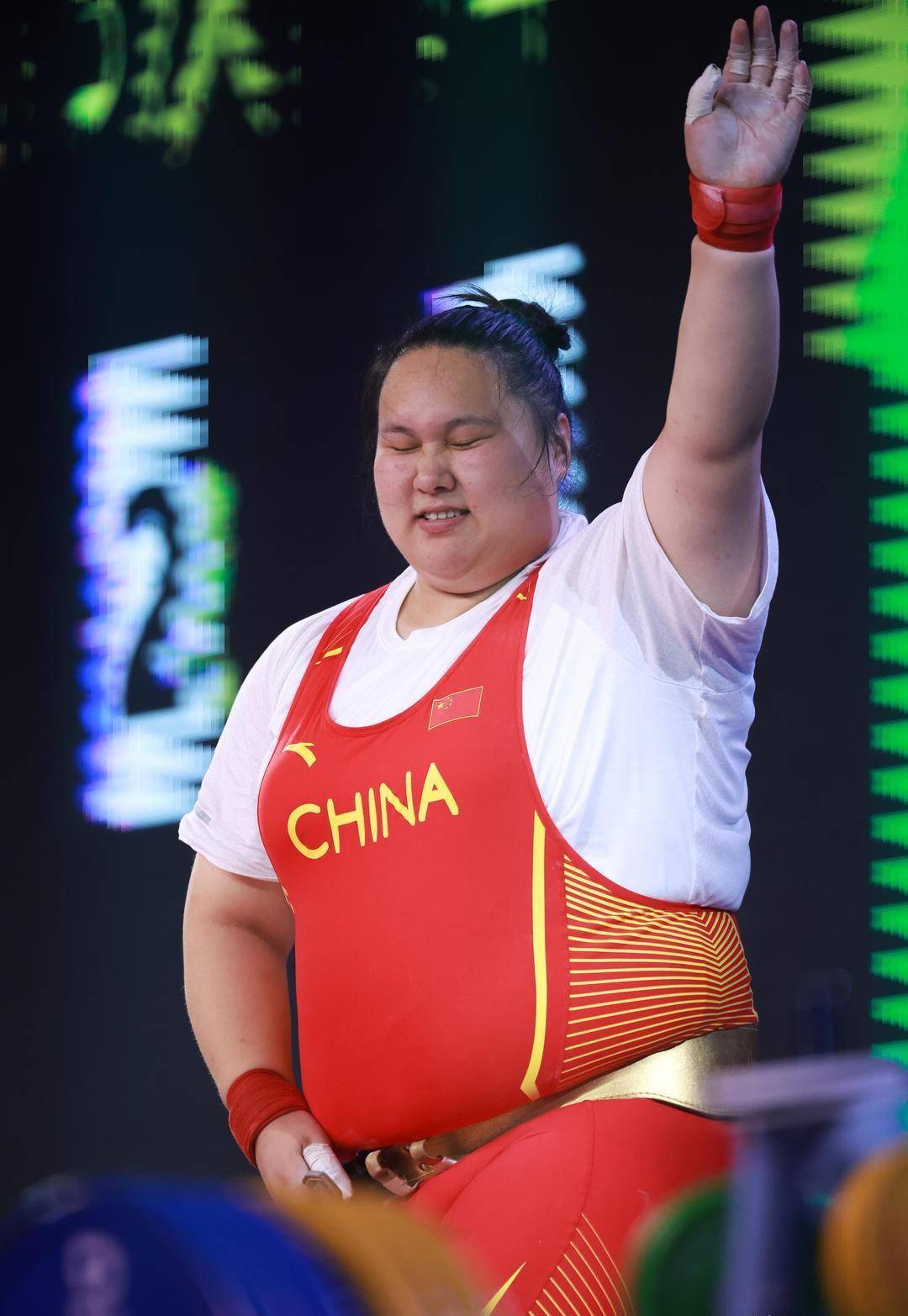 4月,在亚洲举重锦标赛中,李雯雯以抓举147公斤打破了卡什丽娜的世界