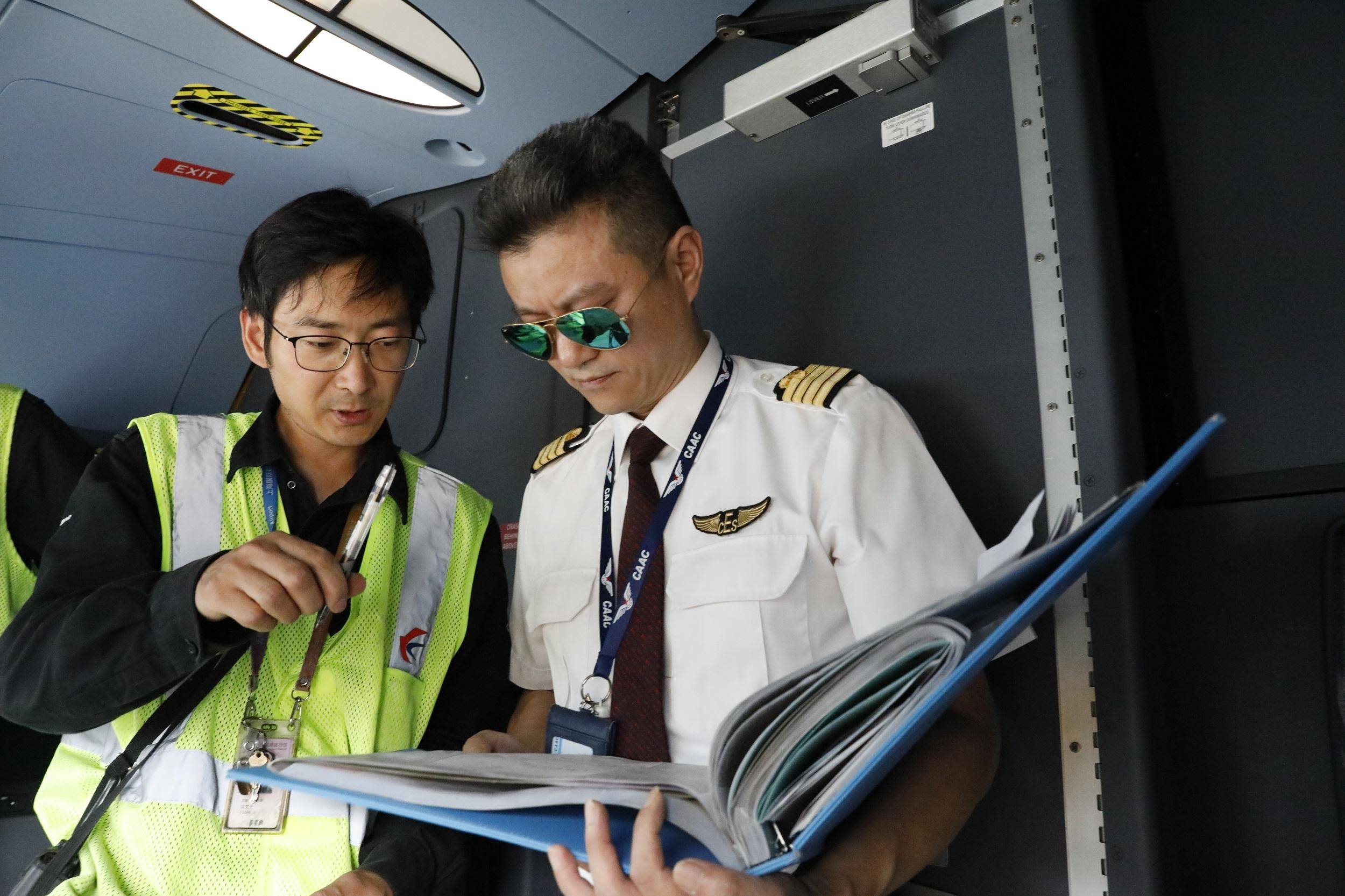 东方航空男空乘图片