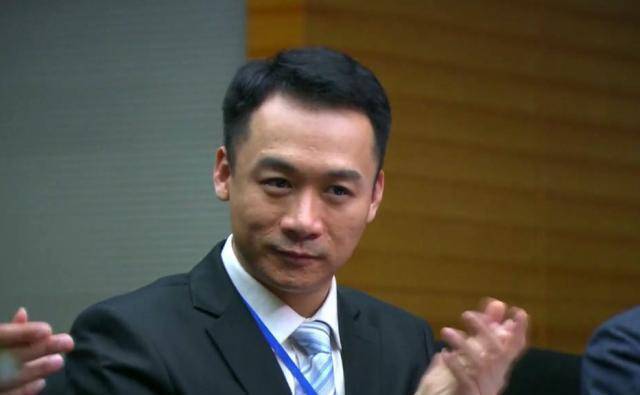 刘元(高虎饰演)和刚毕业的普通大学生一样,妄想自己可以在深圳可以赚