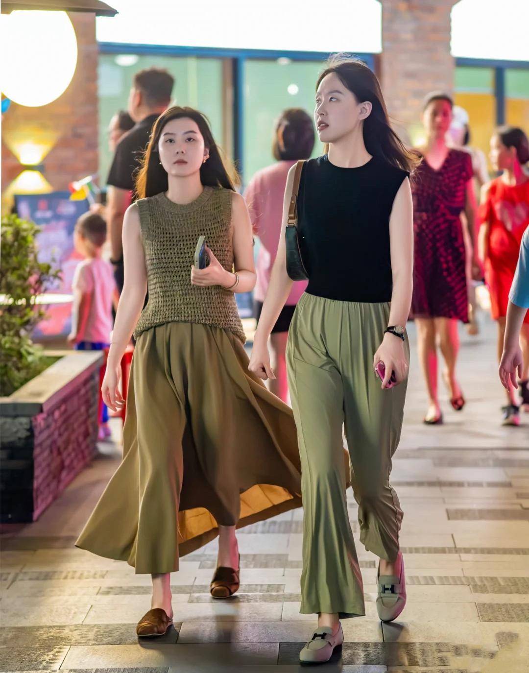 看看武汉的街拍照片就知道时髦女孩不穿高跟鞋,小白鞋和小皮鞋很时髦