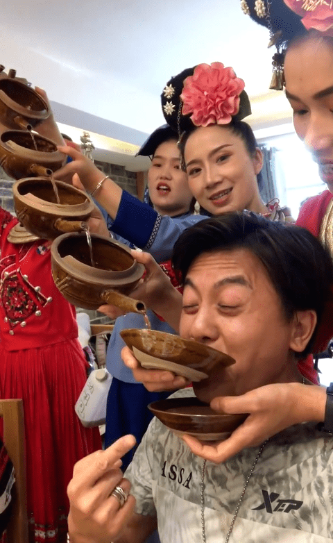 但卫志豪的笑点比较低,全程好几次都忍不住大笑,几乎喷酒.