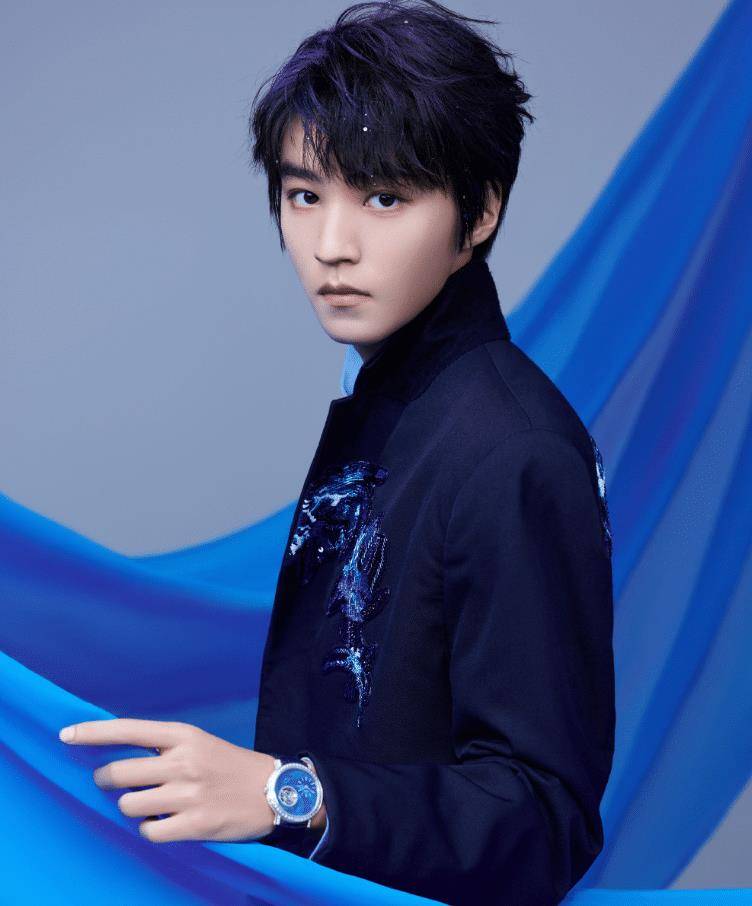 王俊凯新歌《回望》官宣,封面是蓝色,小螃蟹的应援色