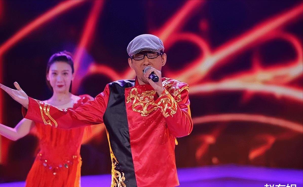 还和戴志强在春晚上演唱《草原上升起不落的太阳》.