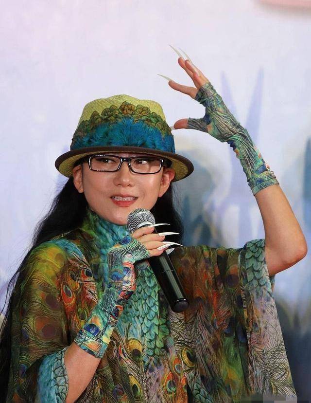 杨丽萍无视规则袒护选手,惨遭金星当场怒怼,当众发飙拍桌子_舞蹈_气氛