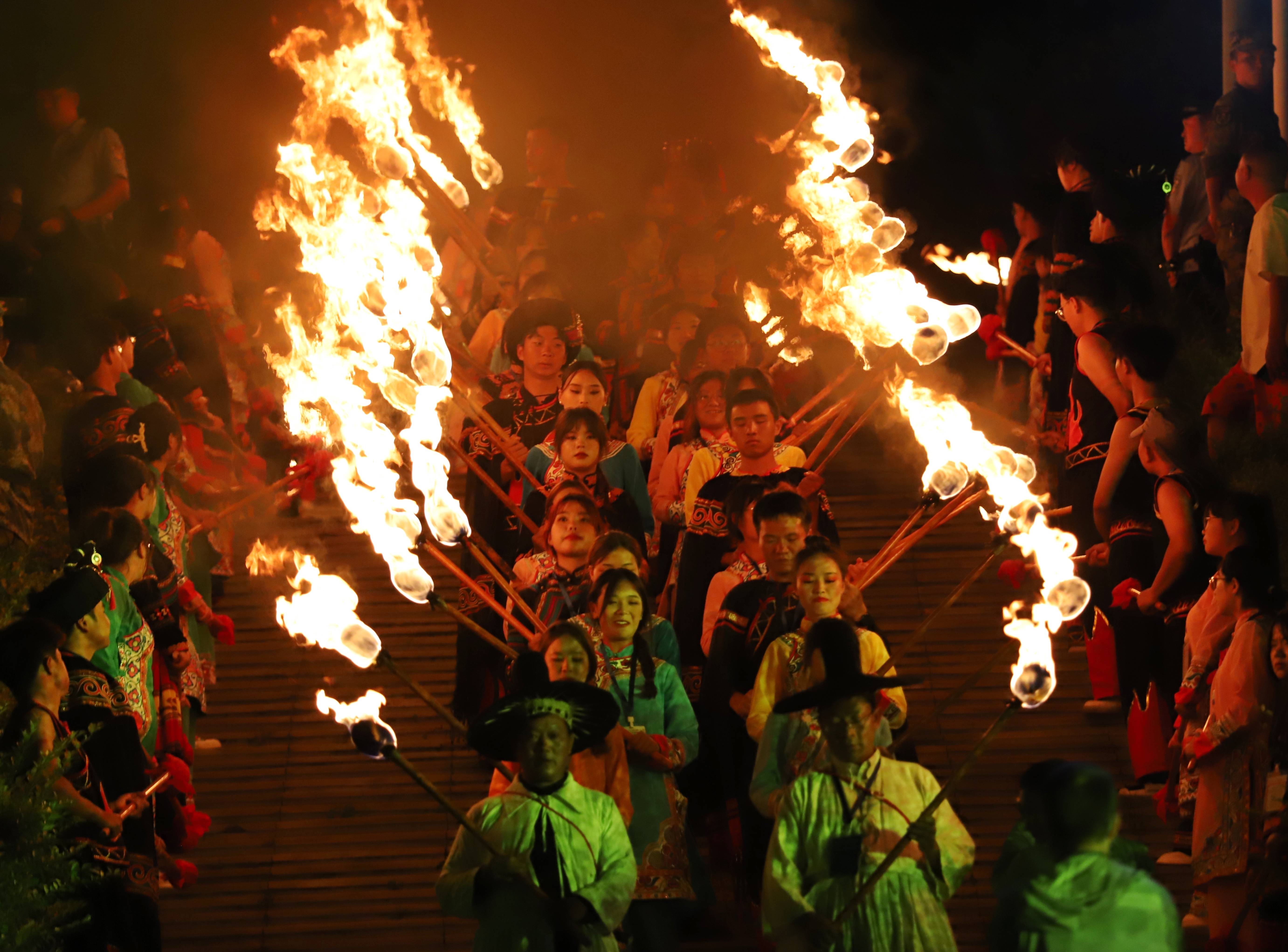 贵州六盘水彝族火把节点燃激情_中国_节日_盛装