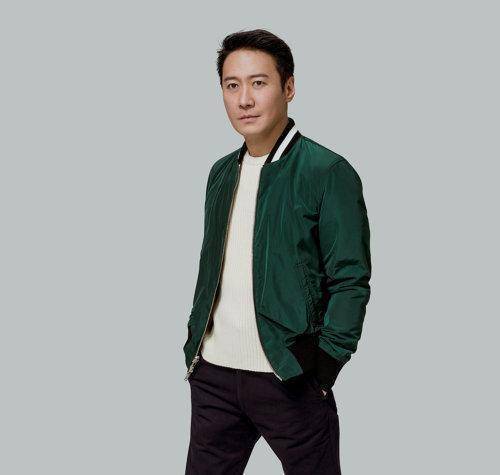 歌曲一开头,黎明在厨房里忙碌,仅露出一个专注的侧脸,在白衬衣的衬托