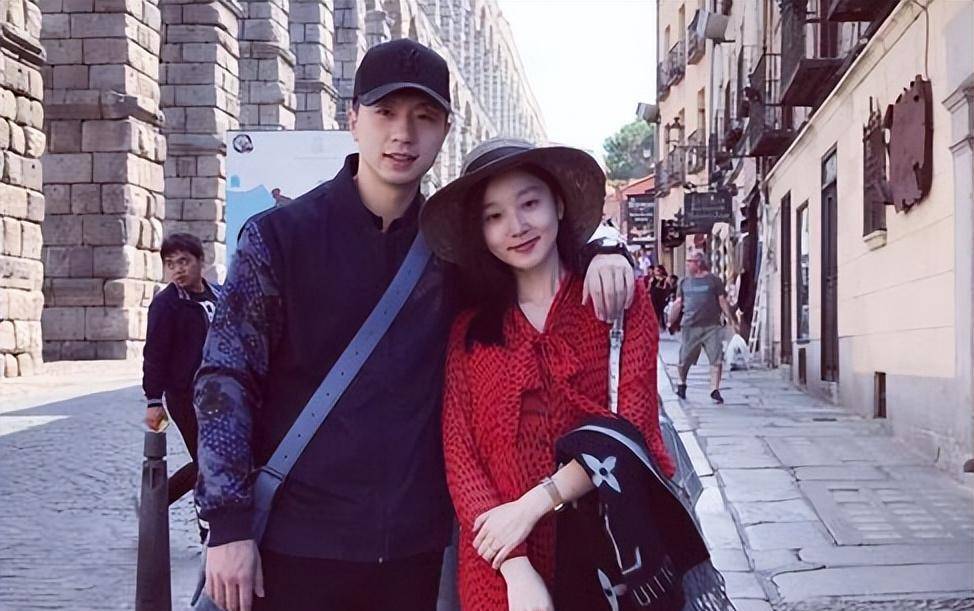 她长相甜美可人,气质清纯似水娃娃,被称为校花级别的女子.