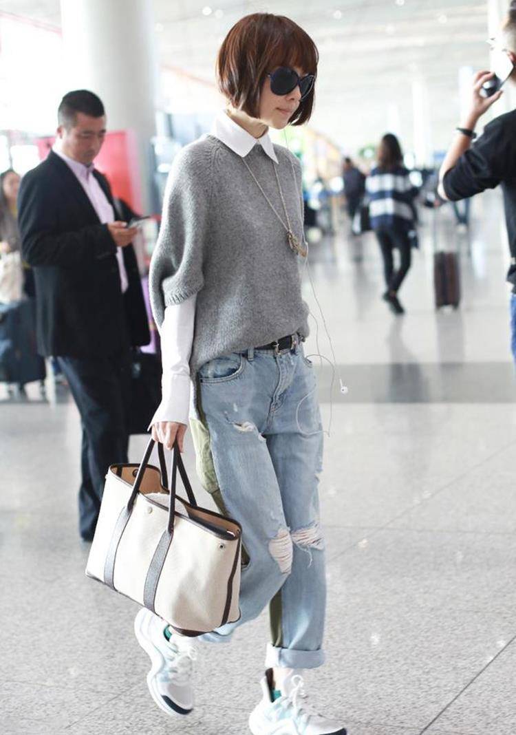 49岁鲁豫的时尚难懂,瘦得出奇偏穿拖地牛仔裙,脚踩雨靴欣赏不来_身材