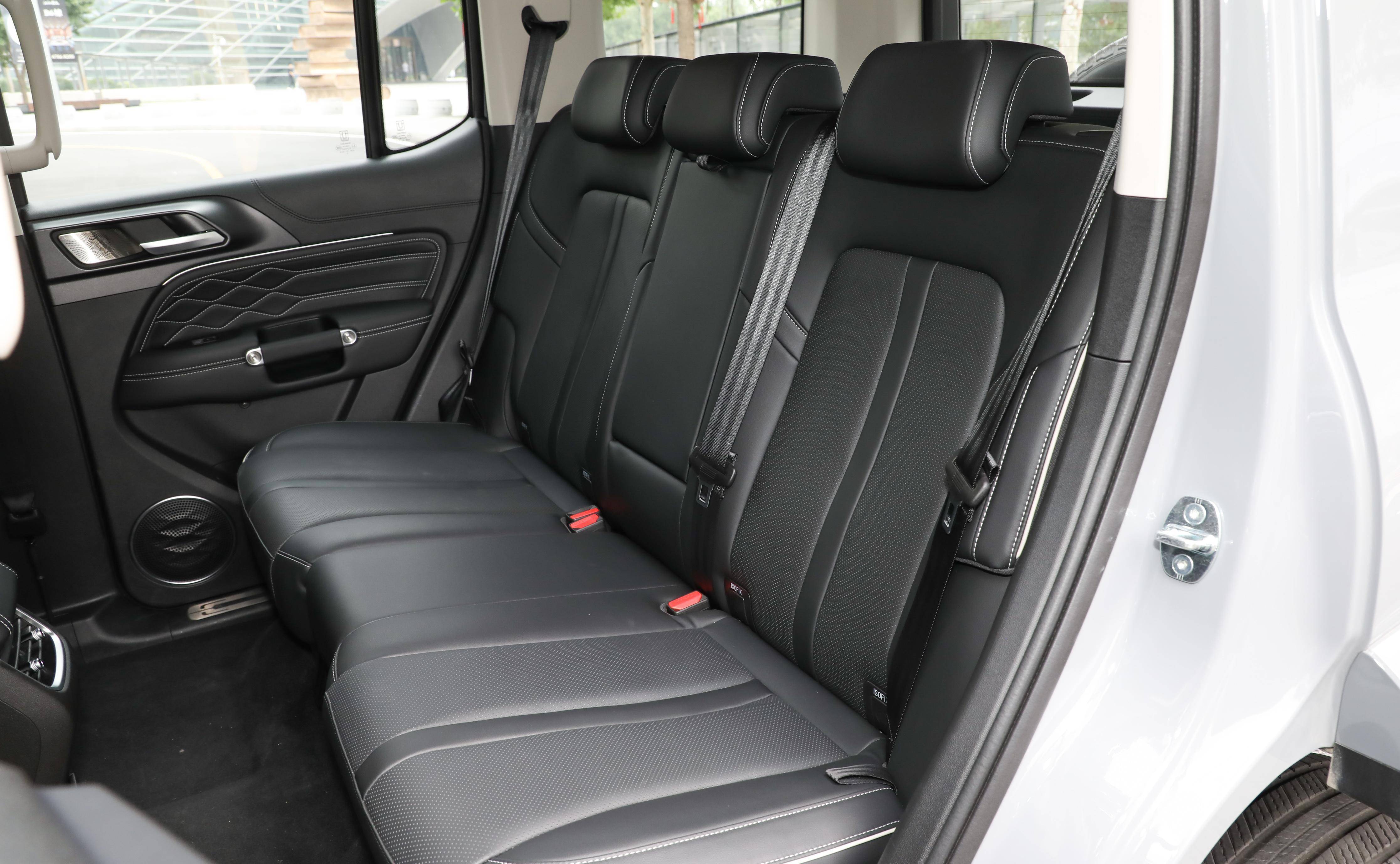 3英寸全液晶仪表盘配备方向盘加热功能中高配车型——内饰部分